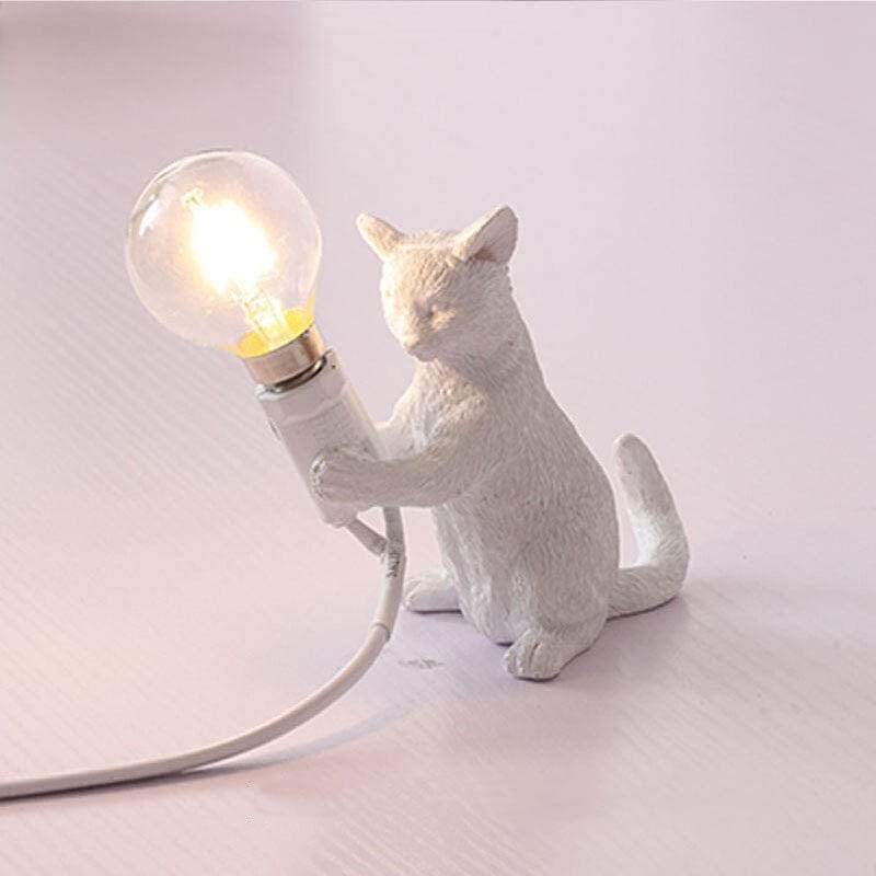 Nattbordslampe med kattefigur. Ideell for mykt stemningslys i soverommet, stuen eller gangen.