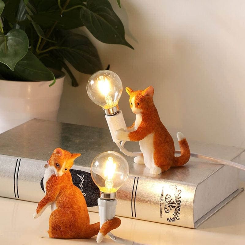 Kattefigur bordlampe for interiør. Dekorativt stemningslys og nattbordslampe; koselig hjemmedekor.