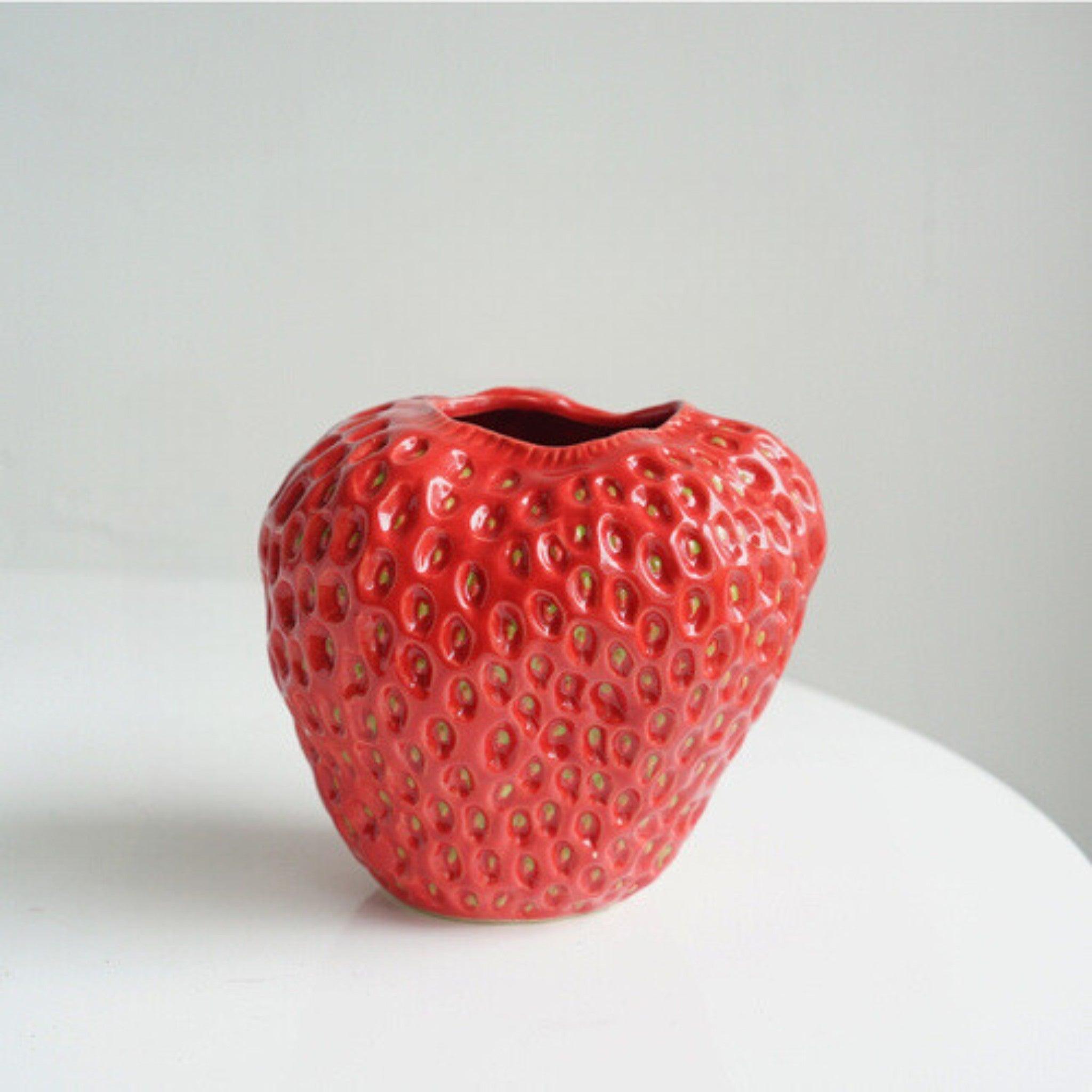 Sjarmerende jordbær vase, håndlaget for hjemmeinnredning. En personlig og fargerik detalj.