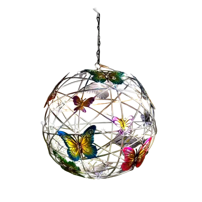 Dekorativ solcellelampe med sommerfugldesign for hage og terrasse. Skaper stemningsfull utendørs belysning.