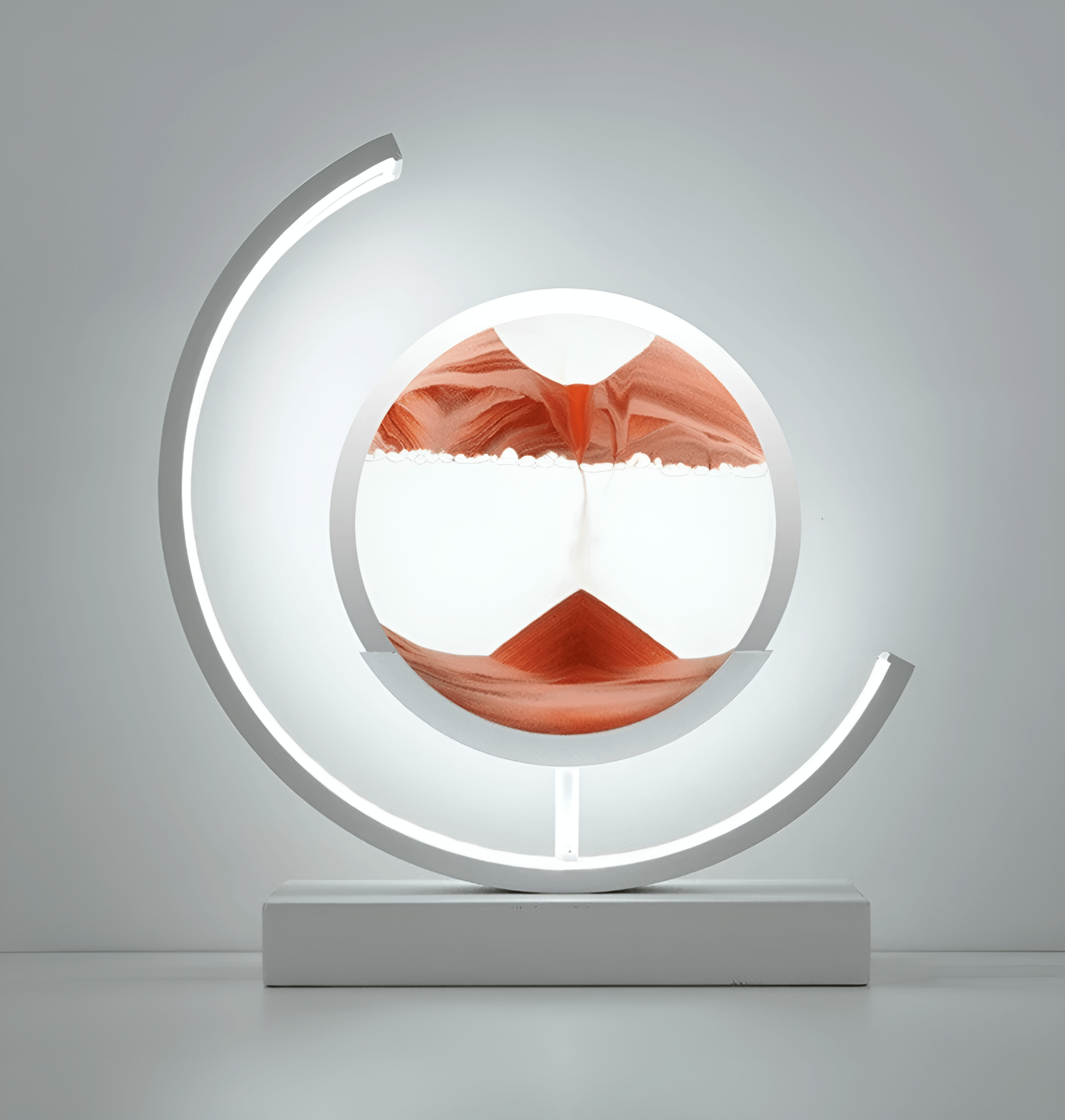 Elegant timeglasslampe med fargeskiftende LED-lys og fascinerende 3D-sandkunst for interiørdekorasjon.
