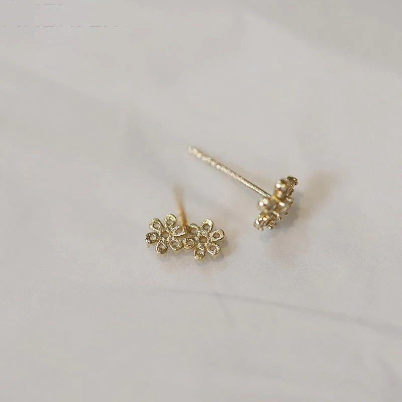 Delikate blomster øredobber for kvinner, glitrende zirconia studs, elegant smykke.