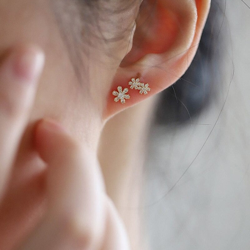 Hypoallergene kobber blomster studs øredobber med glitrende zirconia, delikat gave.