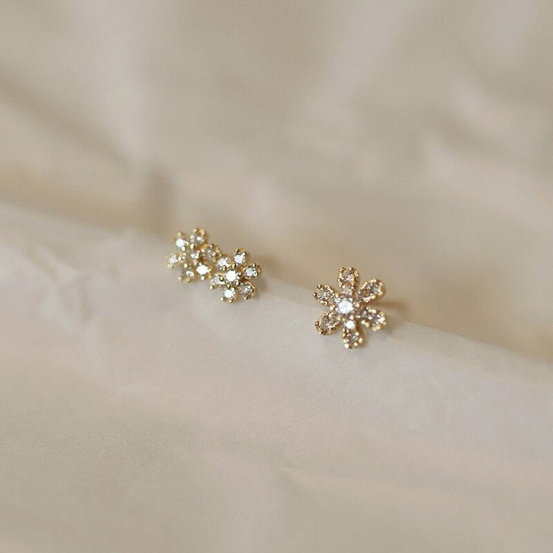 Blomsterformede øredobber med zirconia for kvinner, elegante og tidløse smykker.