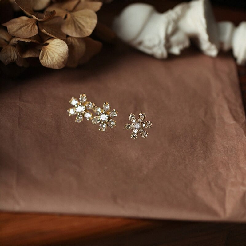 Glitrende zirconia blomster øredobber, delikate og hypoallergene studs for kvinner.