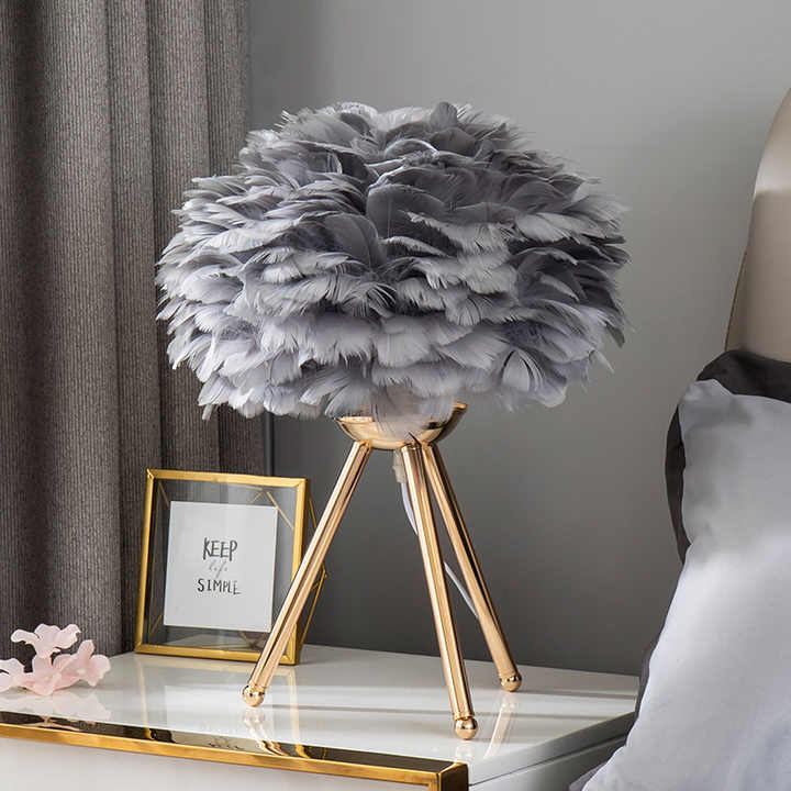 "Dempbar bordlampe med luksuriøse fjær, elegant og stilfull design i blå, grå, hvit, lilla, eller rosa farger."