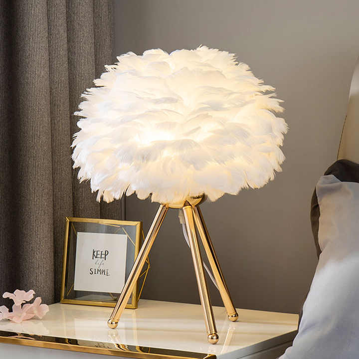 "Dempbar bordlampe med luksuriøse fjær, elegant og stilfull design i blå, grå, hvit, lilla, eller rosa farger."