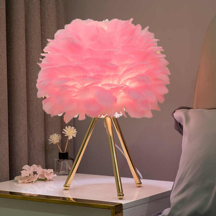 "Dempbar bordlampe med luksuriøse fjær, elegant og stilfull design i blå, grå, hvit, lilla, eller rosa farger."