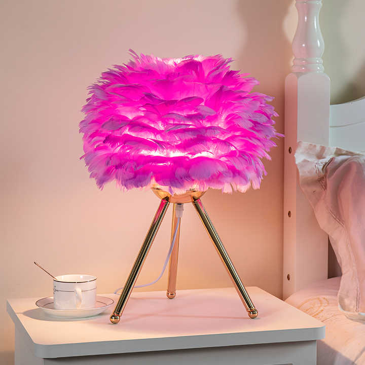 "Dempbar bordlampe med luksuriøse fjær, elegant og stilfull design i blå, grå, hvit, lilla, eller rosa farger."