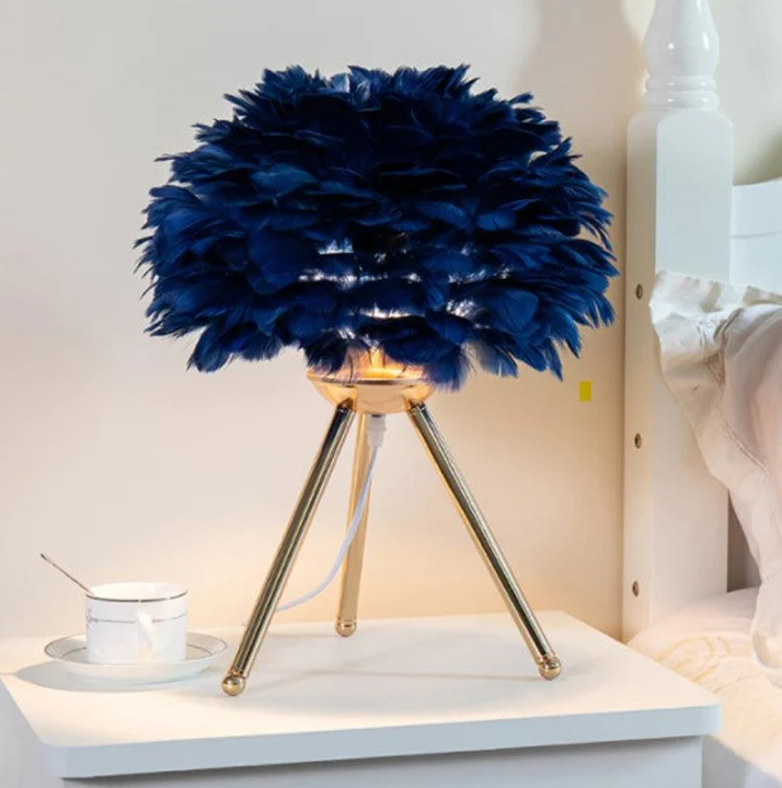 "Dempbar bordlampe med luksuriøse fjær, elegant og stilfull design i blå, grå, hvit, lilla, eller rosa farger."