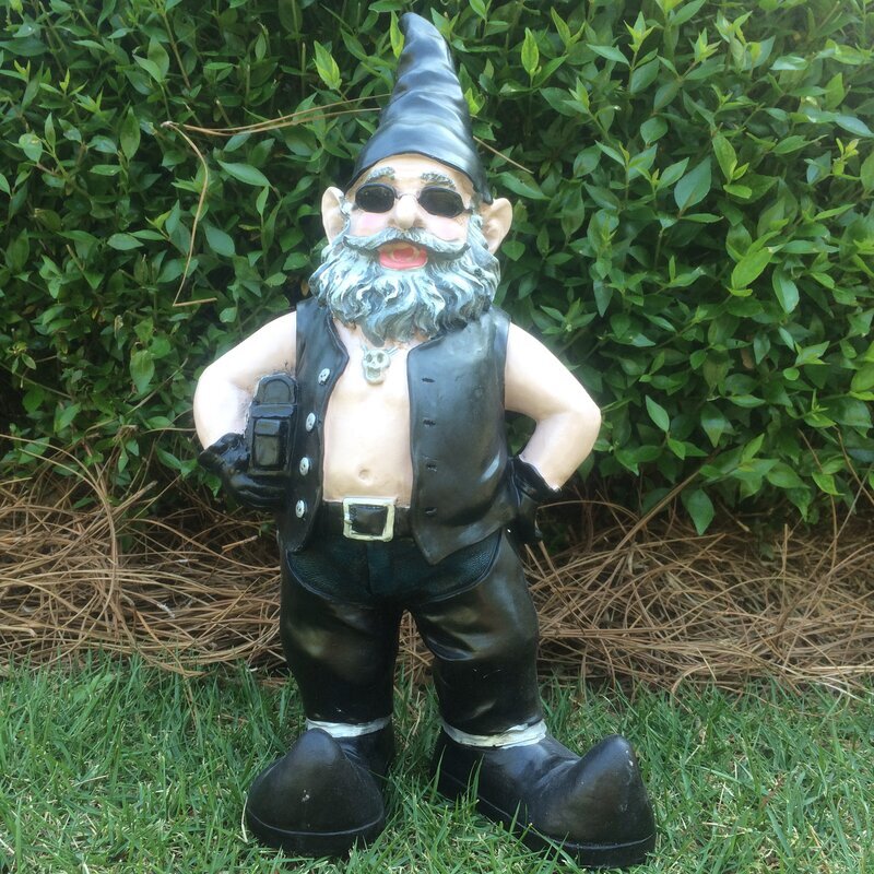 Gnomfigur i full farge med rød lue og blå bukser, dekorativ harpiks til hagen og hjemmet
