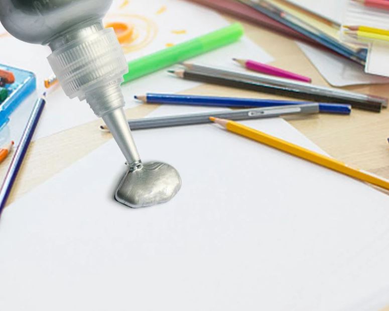 Et akrylmalingkunstverk med metalliske aksenter, visualiserer bruken av produktet.