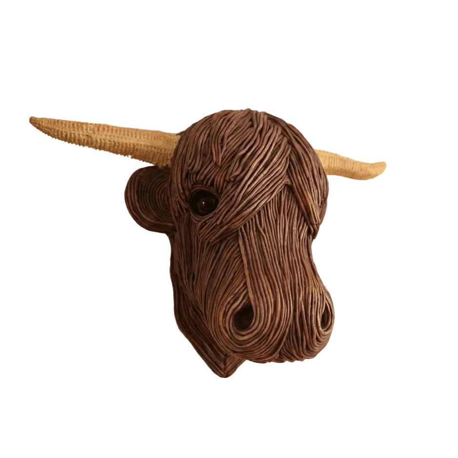 Detalj av vegansk kuveggskulpturs ansikt, landlig rustikk veggdekor.
