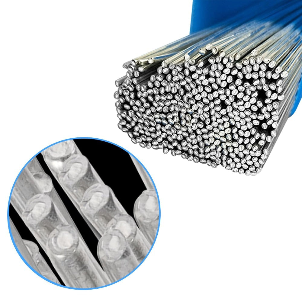 Aluminiumsveisestenger organisert i en bunke, klare for metallarbeid og reparasjon i verkstedmiljø.