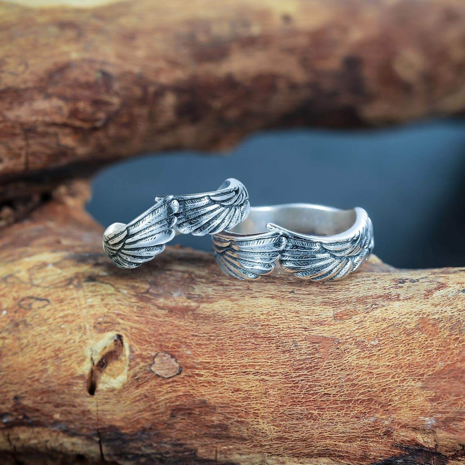 Unisex englevinge ring i sølv fotografert i et naturlig lys, fremhever glansen og det beskyttende symbolikken, gaveidé.