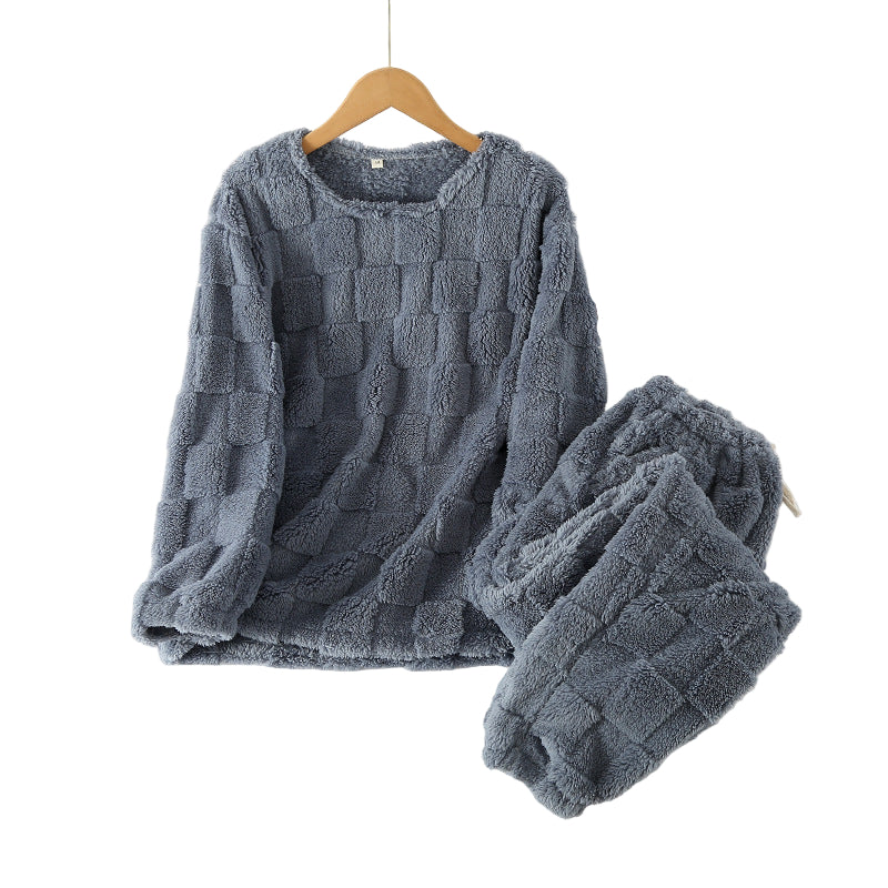 Detaljert bilde av rutete pyjamassett for kvinner, viser mykt flannelstoff og klassisk mønster, ideelt for vinteren.