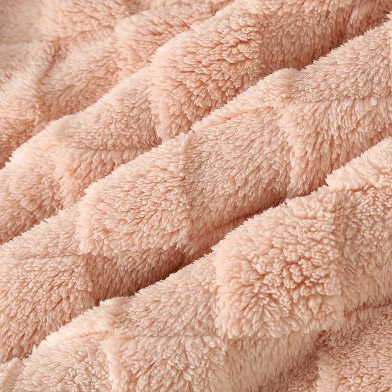 Bilde av rutete pyjamassett hengt opp, viser passform og design, ideelt for moderne damemote og nattøy.