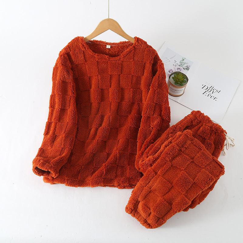 Sammenfoldet rutete pyjamassett på en seng, klart som komfortabelt nattøy etter en lang dag, vinterklær.