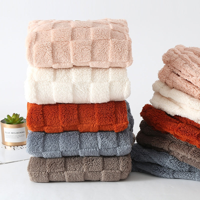 Komplett rutete pyjamassett lagt flatt, med topp og bukse, klart til bruk som nattøy og koseplagg, gavesett.