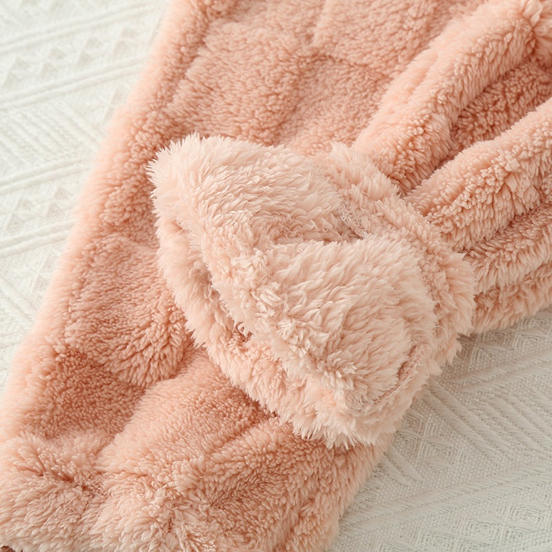 En gaveinnpakket boks med et rutete pyjamassett, markedsført som en ideell gave for kvinner som elsker komfort.