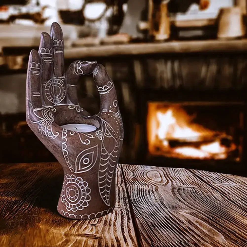 Elegant Buddha hånd lysestake, spirituell og zen-inspirert interiørdetalj.