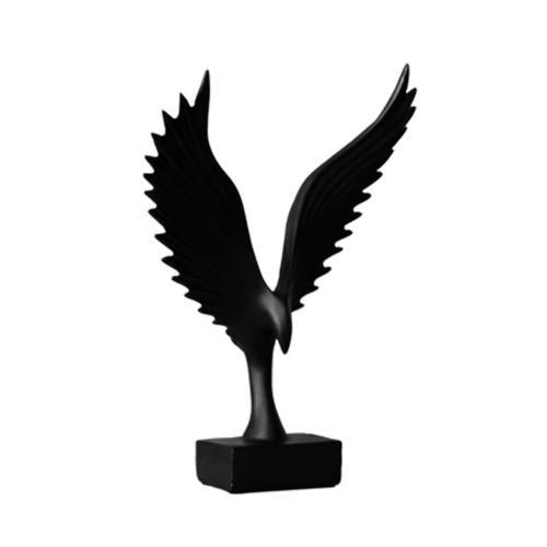 Enkel englevinge skulptur på bokhylle, et diskret, men virkningsfullt element i stuedekor.