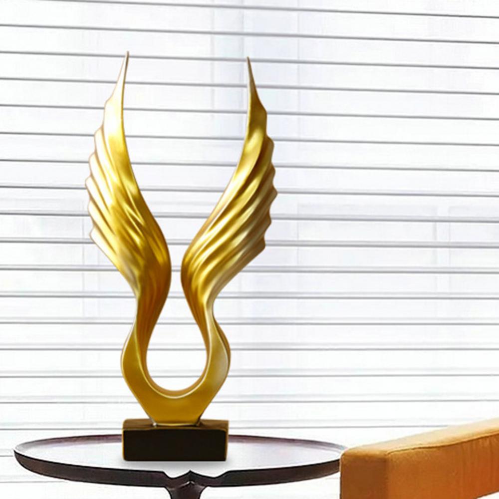 Englevinge skulptur plassert på et sidebord, en stilfull detalj for moderne interiørdekor.