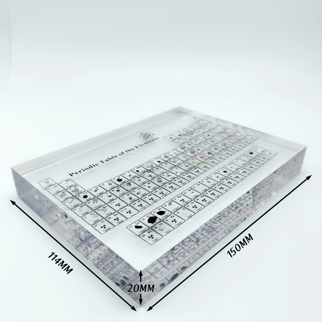 Klart akryl periodisk system på hvit bakgrunn, en flott vitenskapelig ressurs og dekorativ gjenstand.