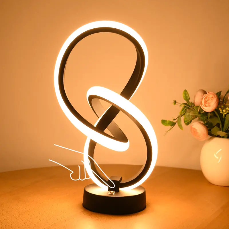 Dimbar Elara bordlampe med minimalistisk design, perfekt for moderne innendørs belysning og stemningslys i stuen.