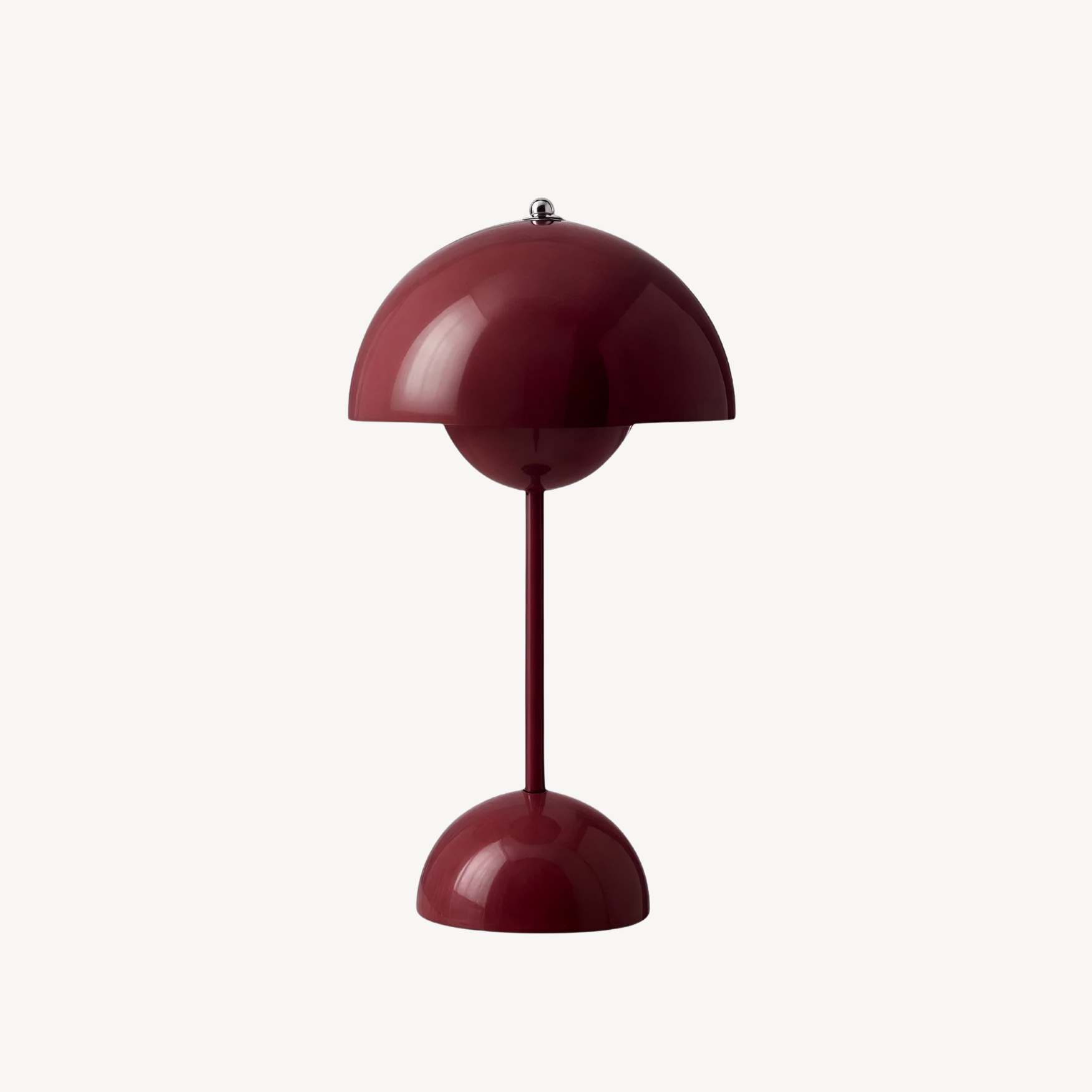"Dimbar LED bordlampe i skandinavisk design med justerbart lys og stilrent metall, ideell for moderne hjem."