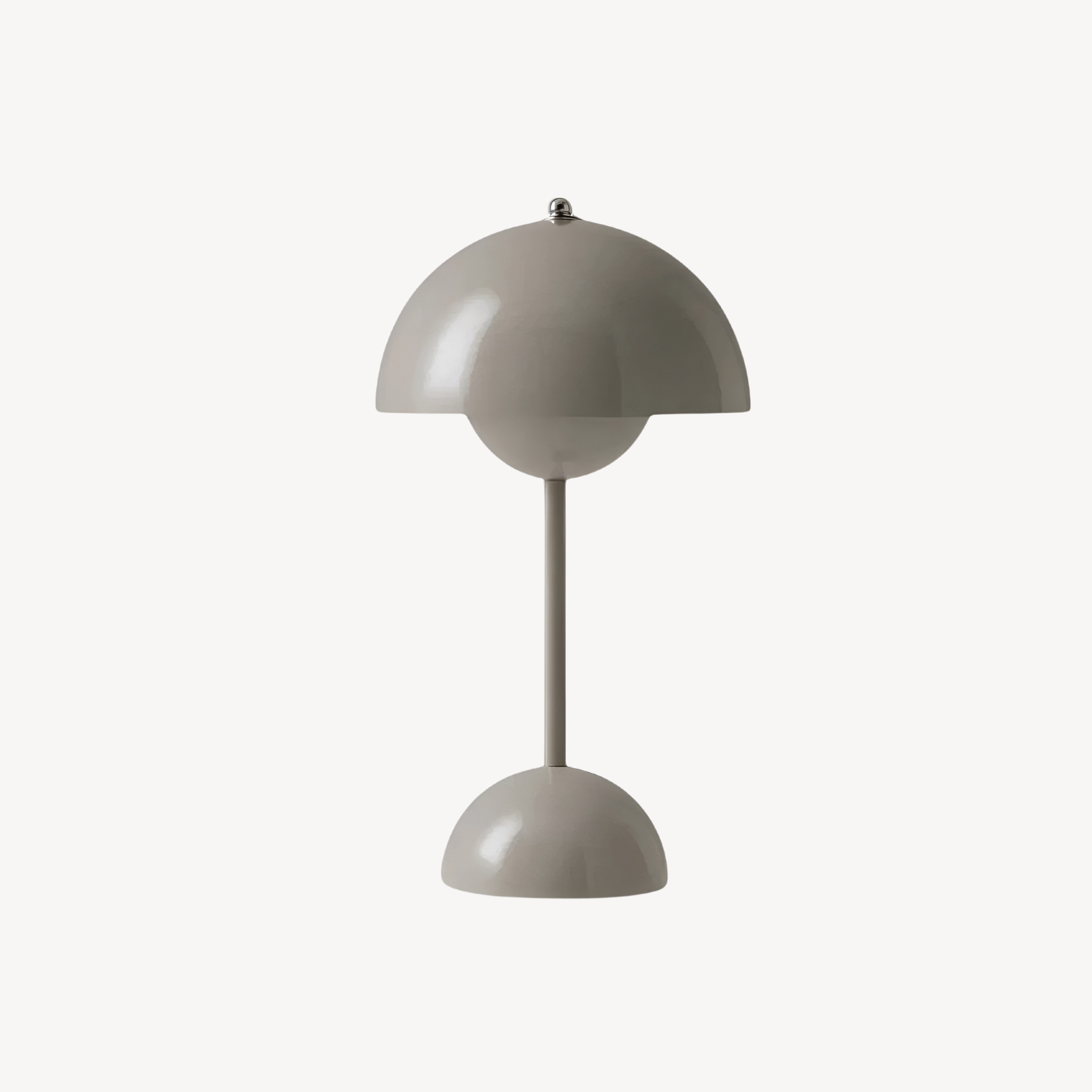 "Dimbar LED bordlampe i skandinavisk design med justerbart lys og stilrent metall, ideell for moderne hjem."