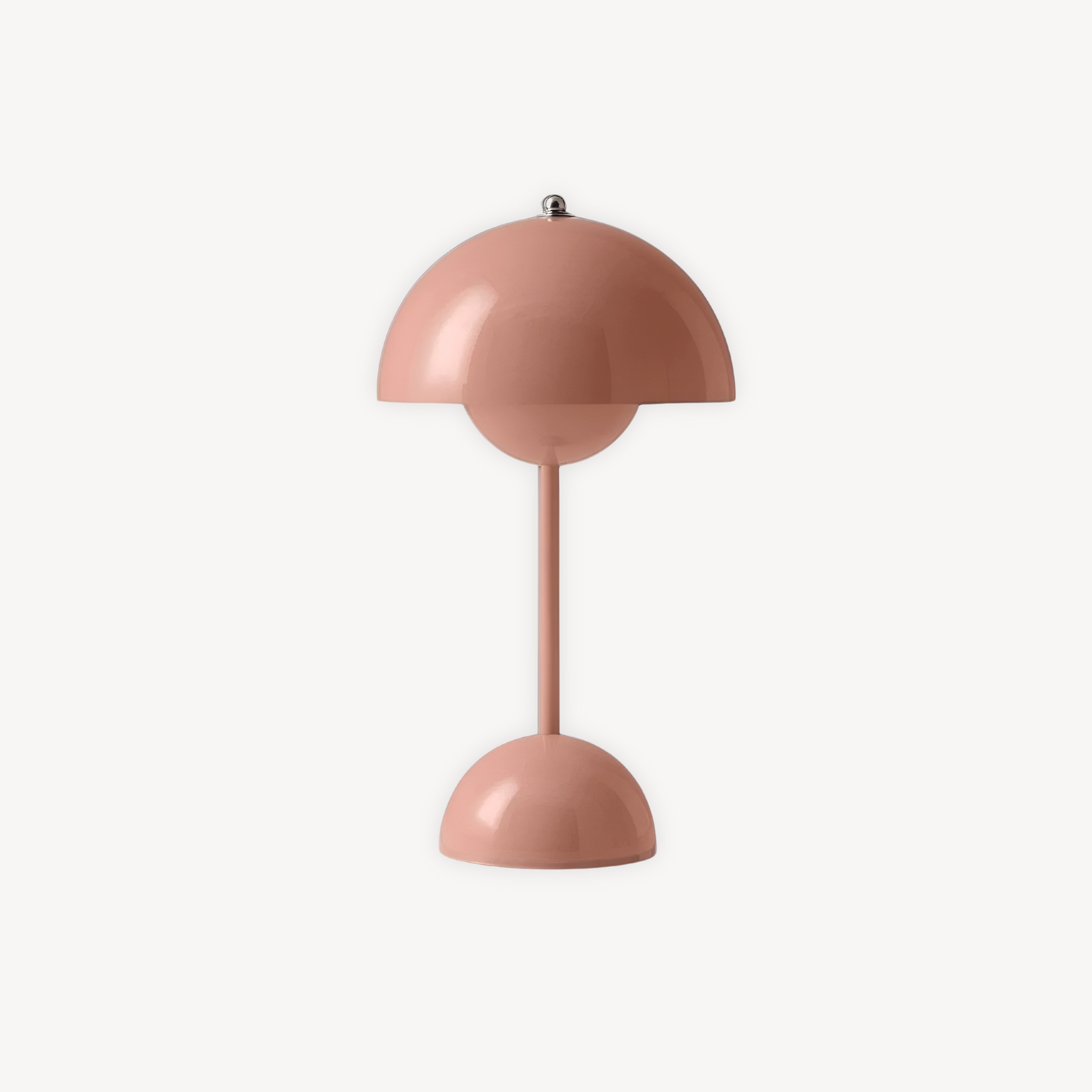 "Dimbar LED bordlampe i skandinavisk design med justerbart lys og stilrent metall, ideell for moderne hjem."