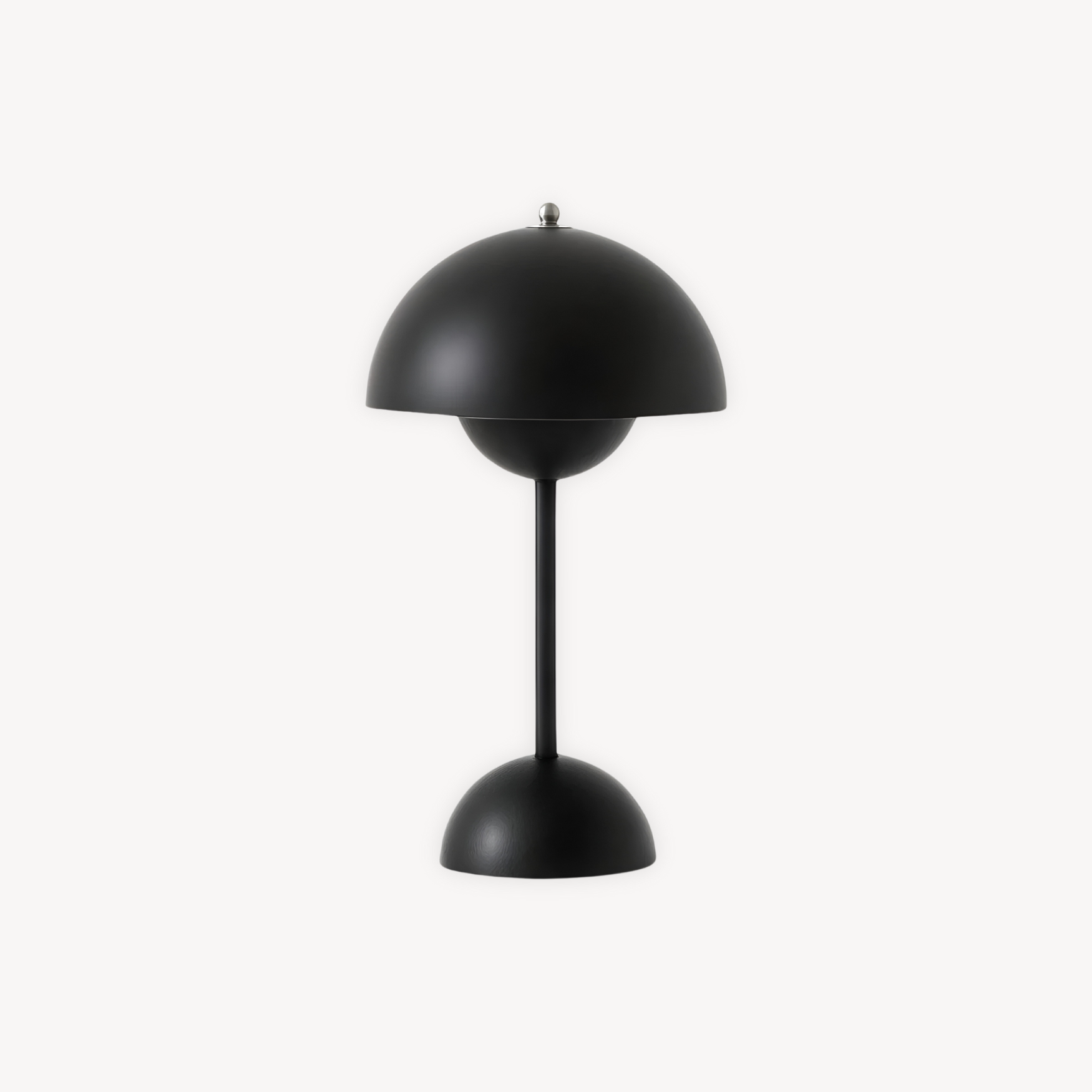 "Dimbar LED bordlampe i skandinavisk design med justerbart lys og stilrent metall, ideell for moderne hjem."