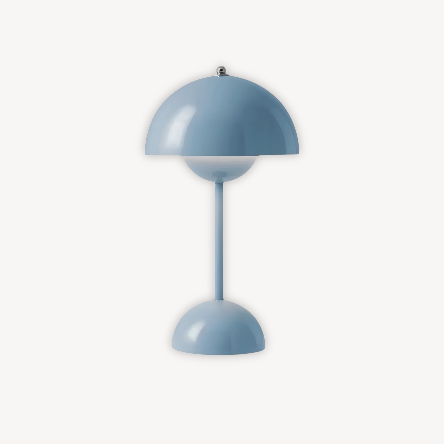 "Dimbar LED bordlampe i skandinavisk design med justerbart lys og stilrent metall, ideell for moderne hjem."