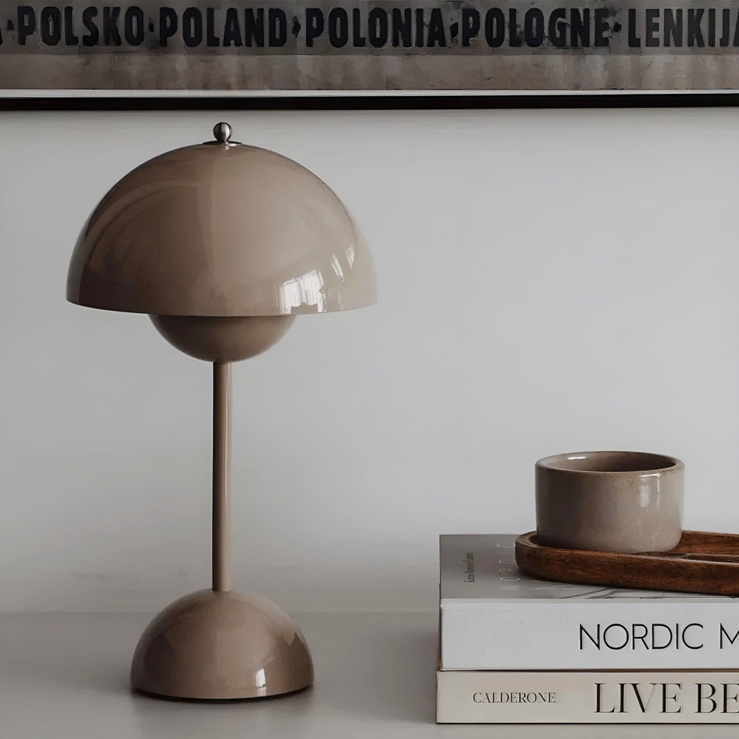 "Dimbar LED bordlampe i skandinavisk design med justerbart lys og stilrent metall, ideell for moderne hjem."