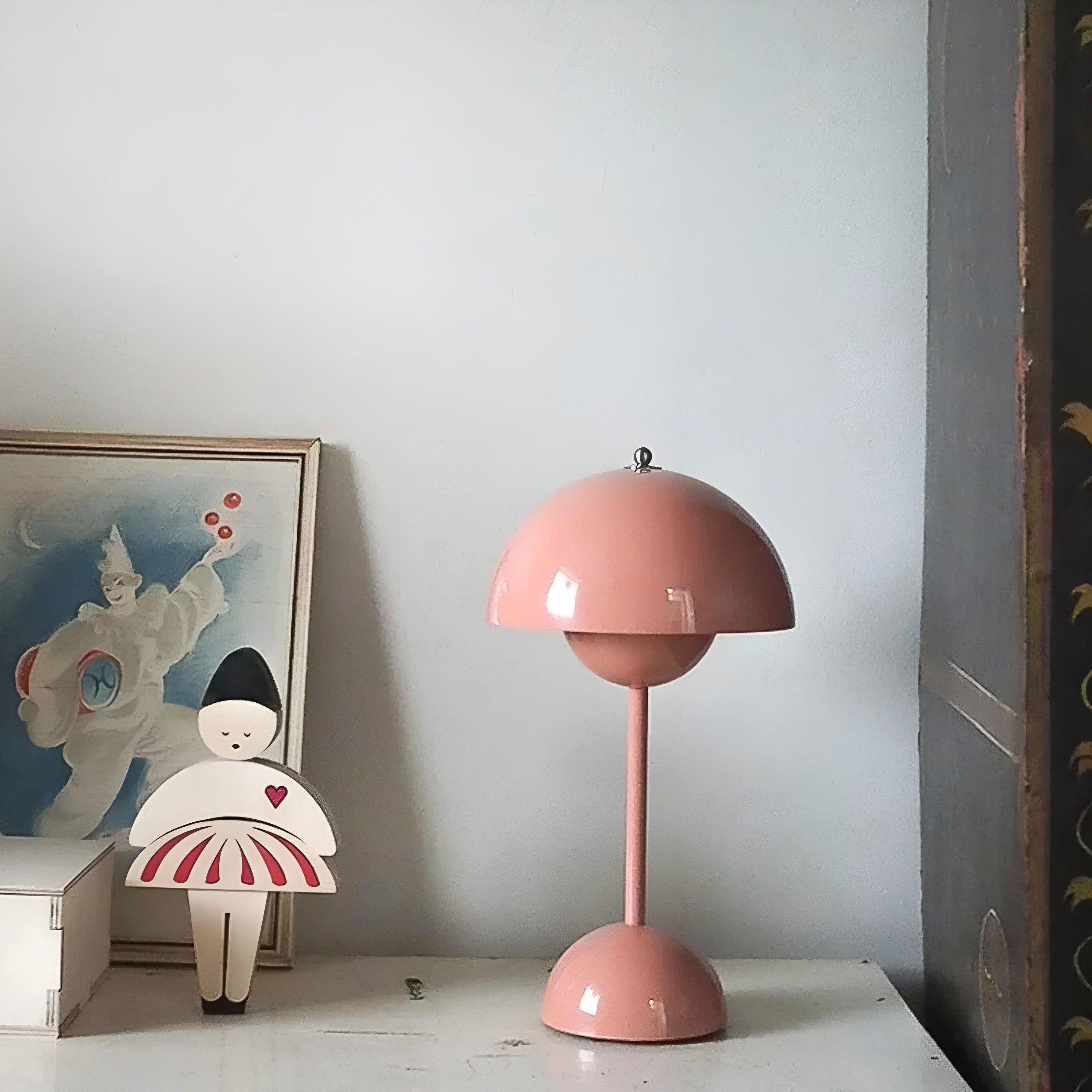 "Dimbar LED bordlampe i skandinavisk design med justerbart lys og stilrent metall, ideell for moderne hjem."