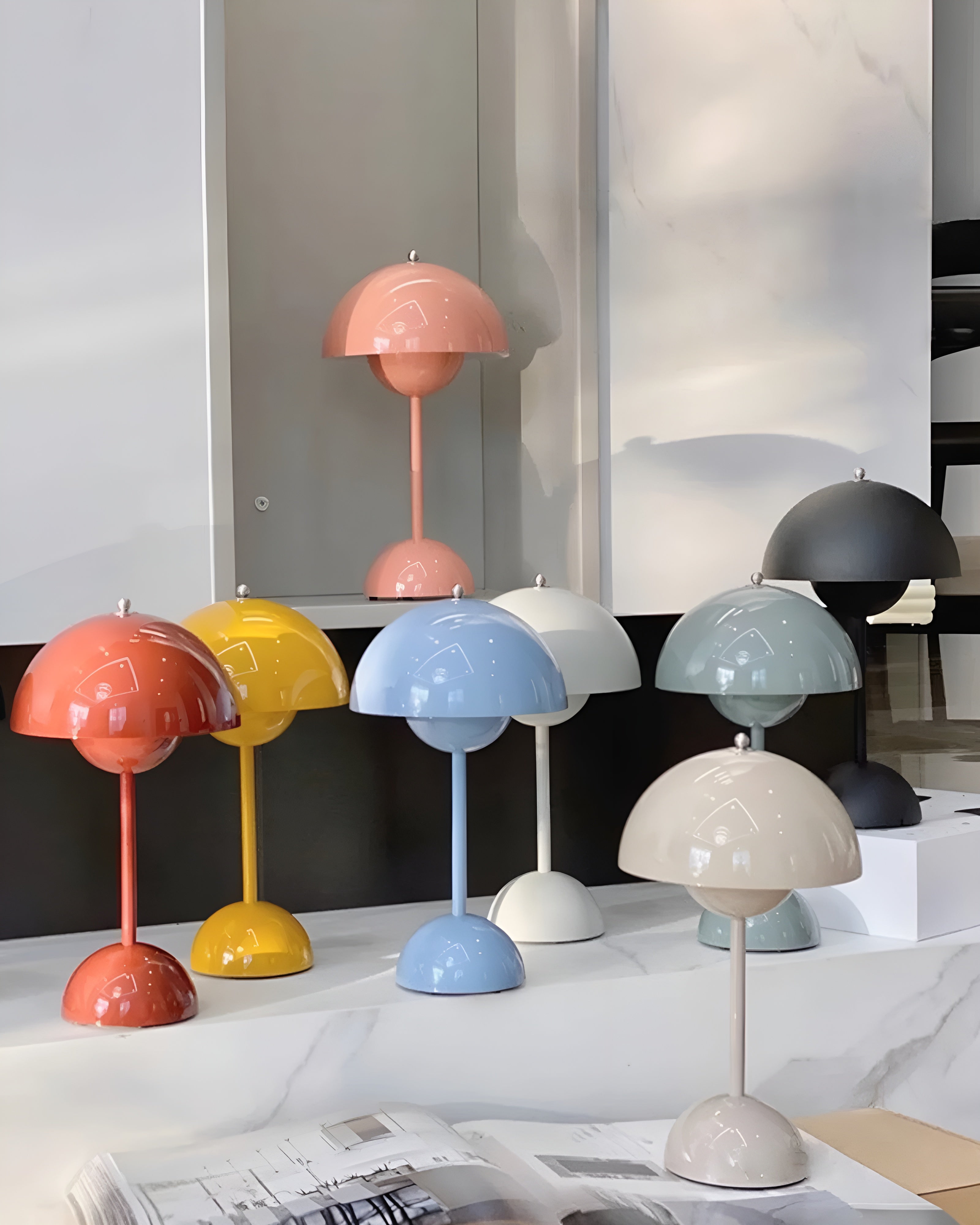 "Dimbar LED bordlampe i skandinavisk design med justerbart lys og stilrent metall, ideell for moderne hjem."