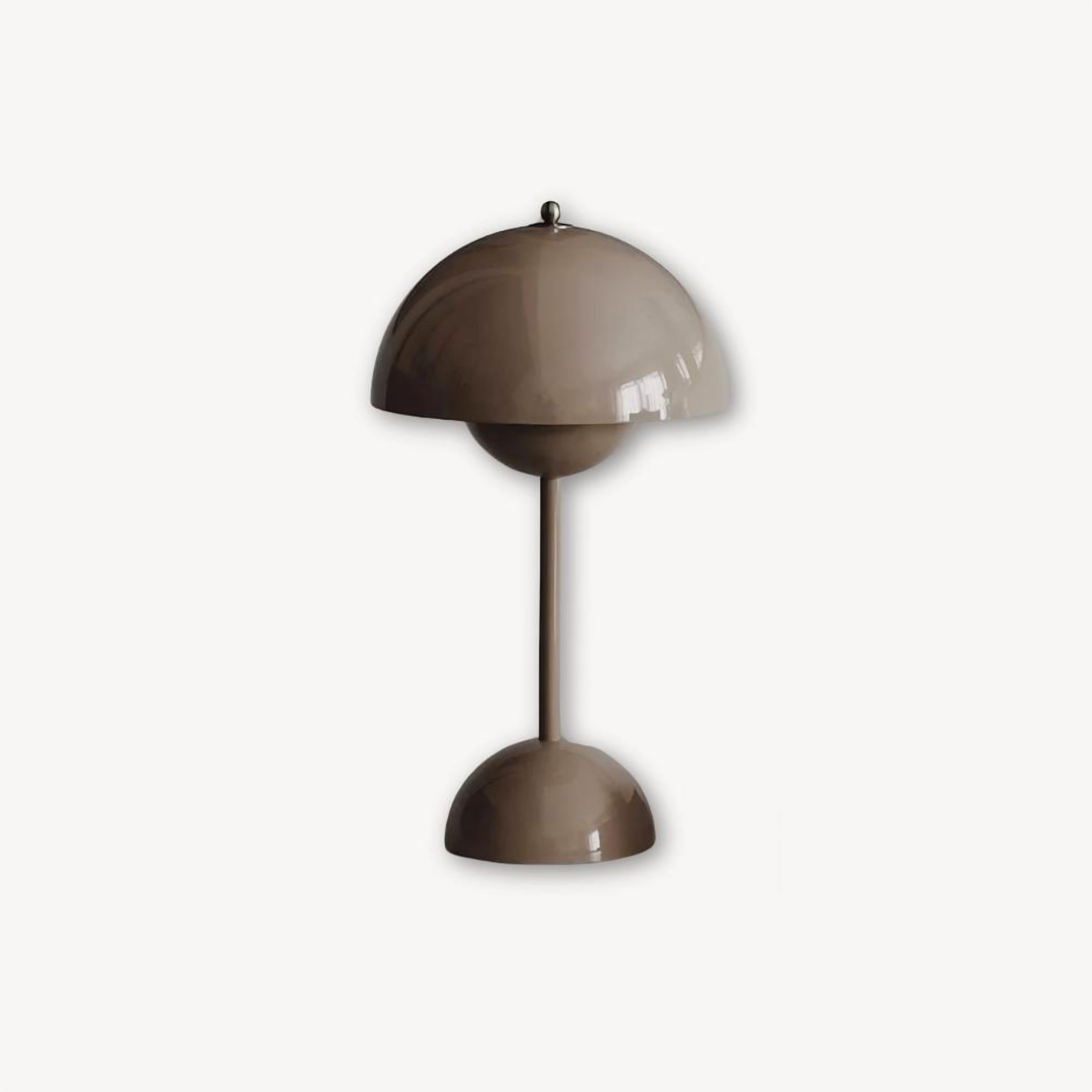 "Dimbar LED bordlampe i skandinavisk design med justerbart lys og stilrent metall, ideell for moderne hjem."