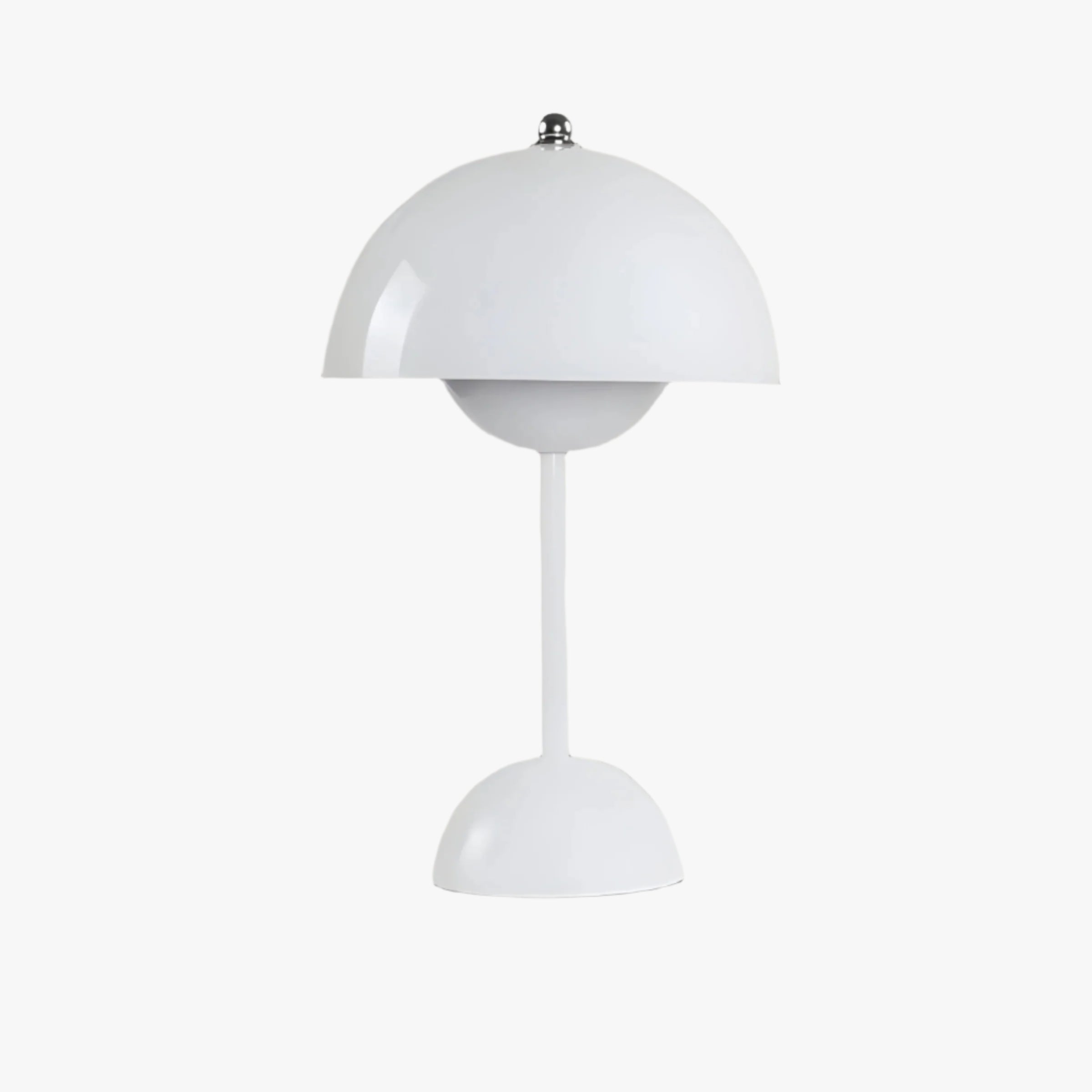 "Dimbar LED bordlampe i skandinavisk design med justerbart lys og stilrent metall, ideell for moderne hjem."
