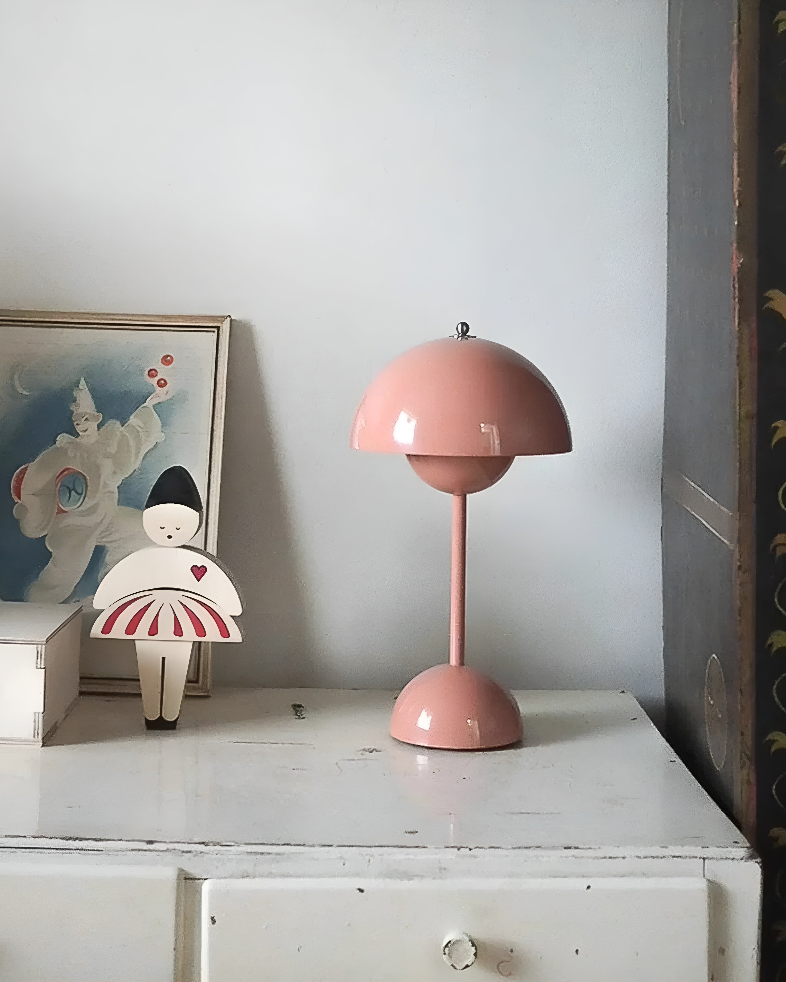 "Dimbar LED bordlampe i skandinavisk design med justerbart lys og stilrent metall, ideell for moderne hjem."