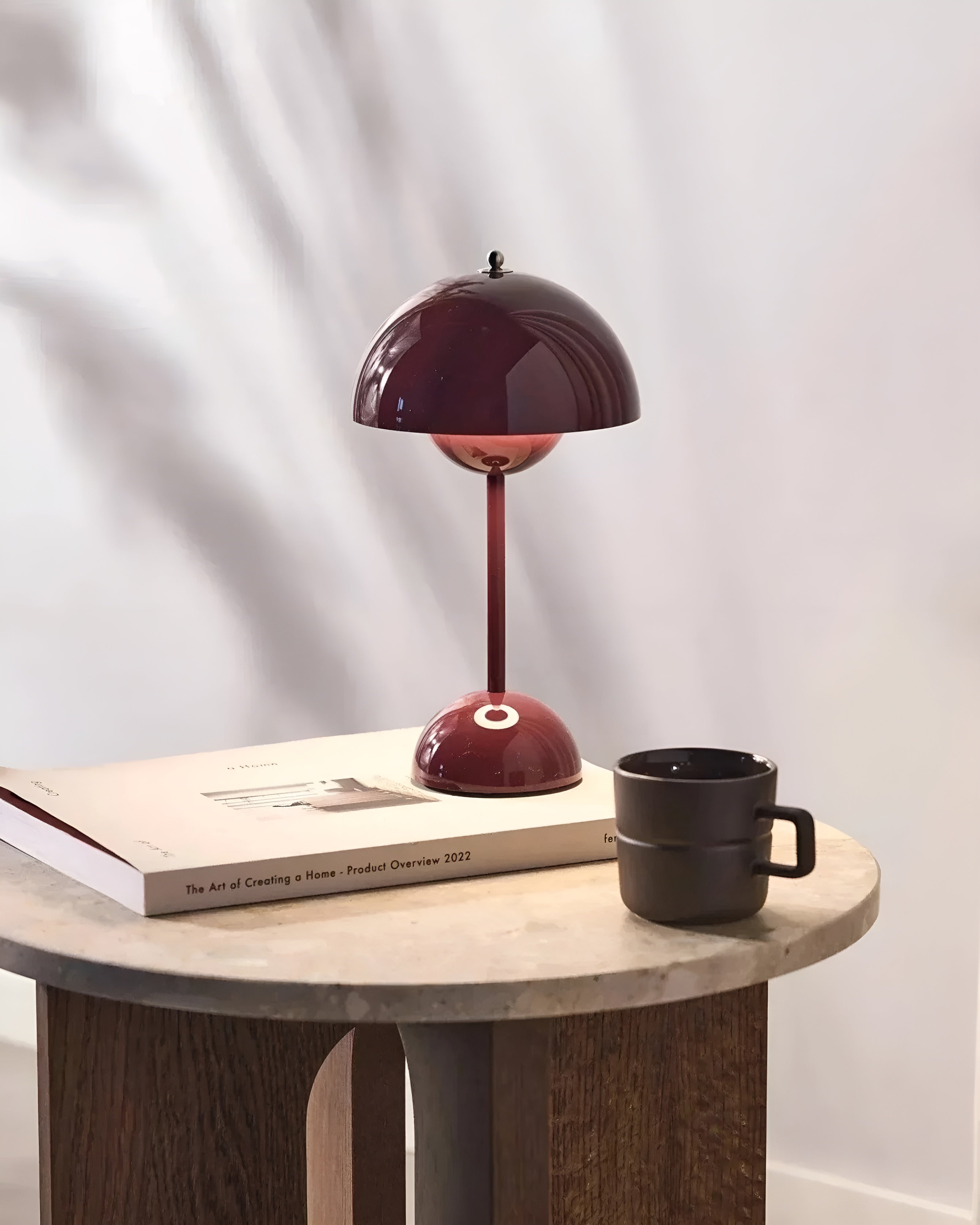 "Dimbar LED bordlampe i skandinavisk design med justerbart lys og stilrent metall, ideell for moderne hjem."