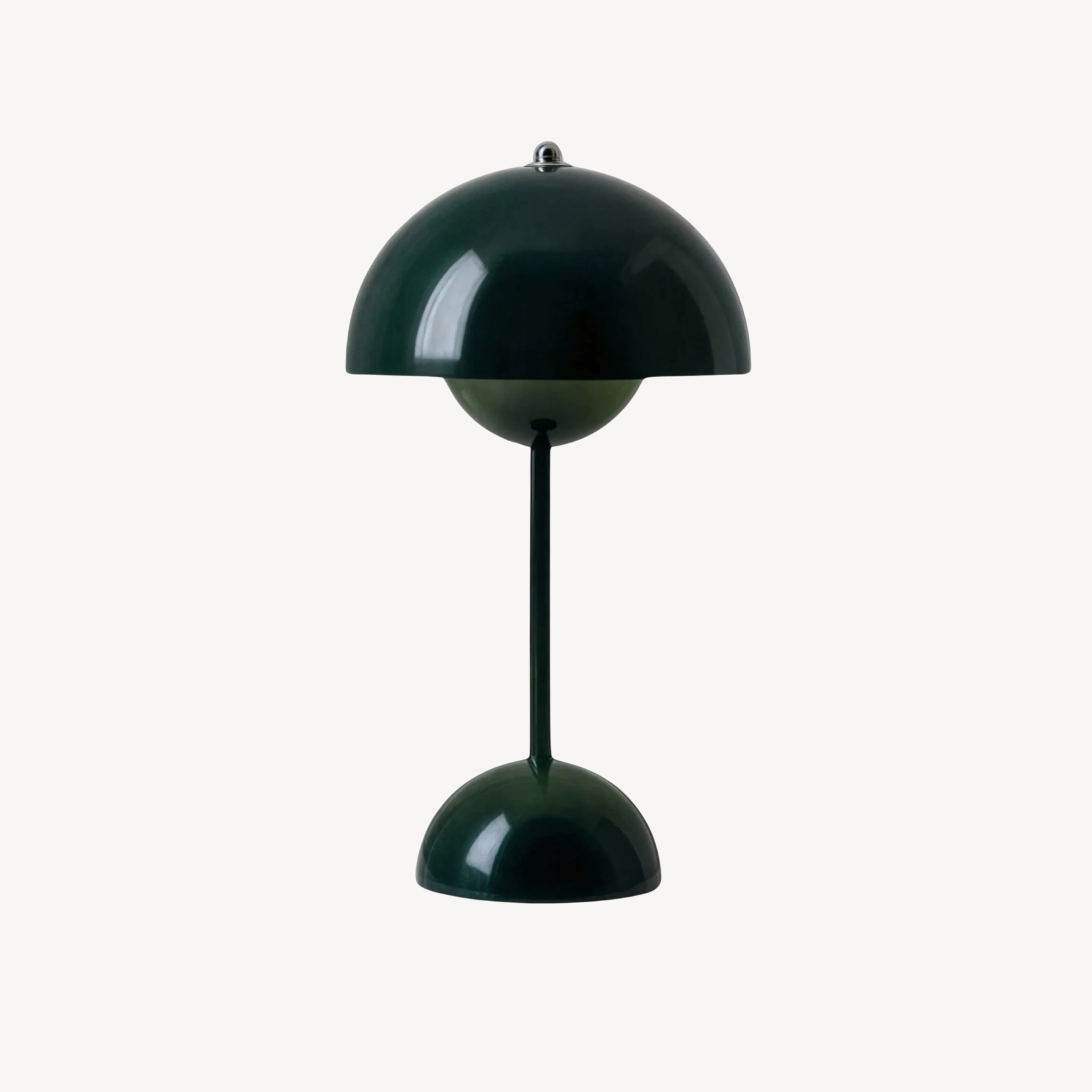 "Dimbar LED bordlampe i skandinavisk design med justerbart lys og stilrent metall, ideell for moderne hjem."