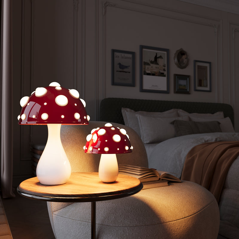 "Dimbar trådløs LED bordlampe i Amanita-design, soppinspirert form med elegant metallstilk og varm lyskuppel."