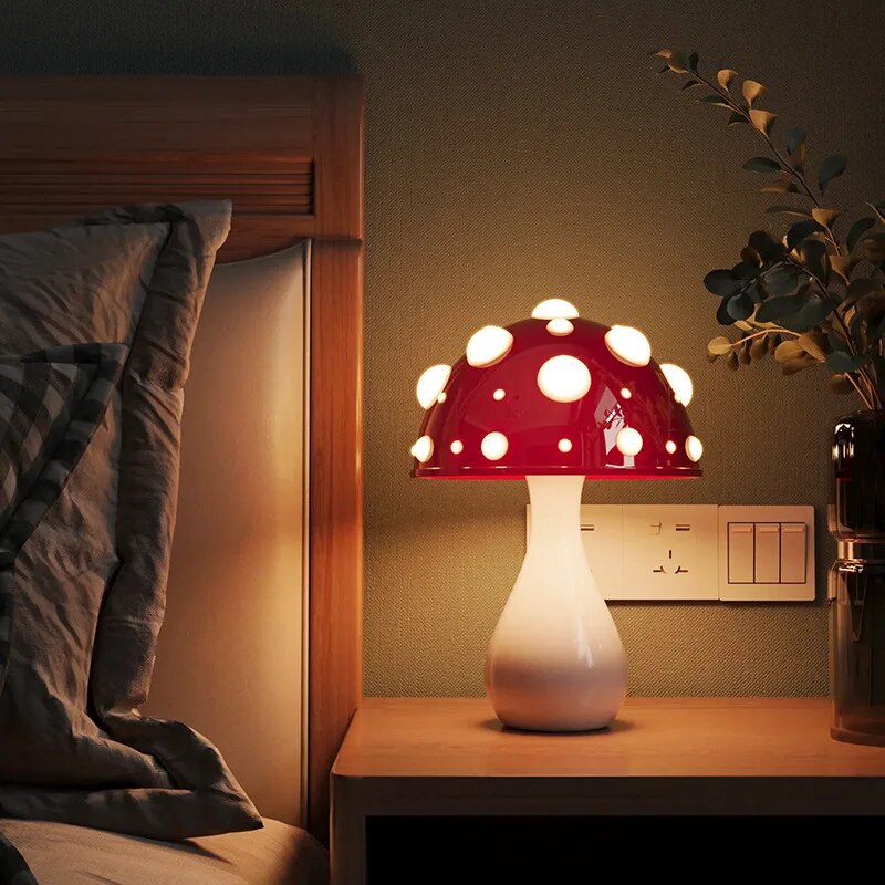 "Dimbar trådløs LED bordlampe i Amanita-design, soppinspirert form med elegant metallstilk og varm lyskuppel."