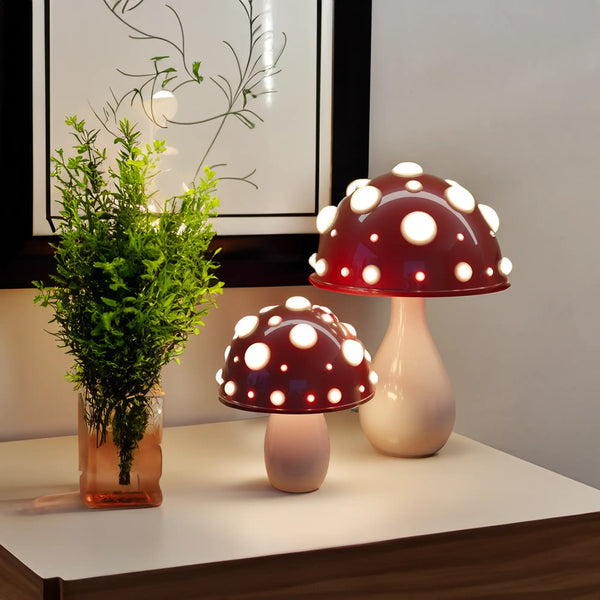 "Dimbar trådløs LED bordlampe i Amanita-design, soppinspirert form med elegant metallstilk og varm lyskuppel."
