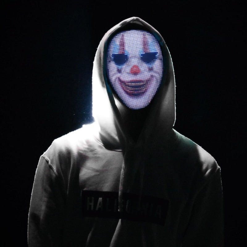 Bakside av avansert DIY LED-maske, viser justerbare stropper og batterikammer, komfortabel passform.