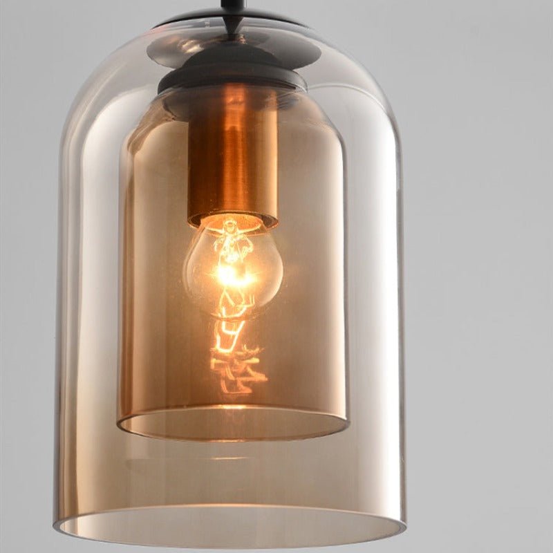 Dimbar og justerbar dobbel glasslampe, ideell som spisestuelampe i moderne interiør.