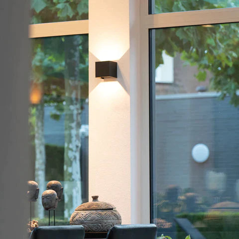 "Dobbeltsett av moderne LED-vegglamper i hvit og svart, justerbar lysstyrke, plassbesparende design, enkel installasjon"