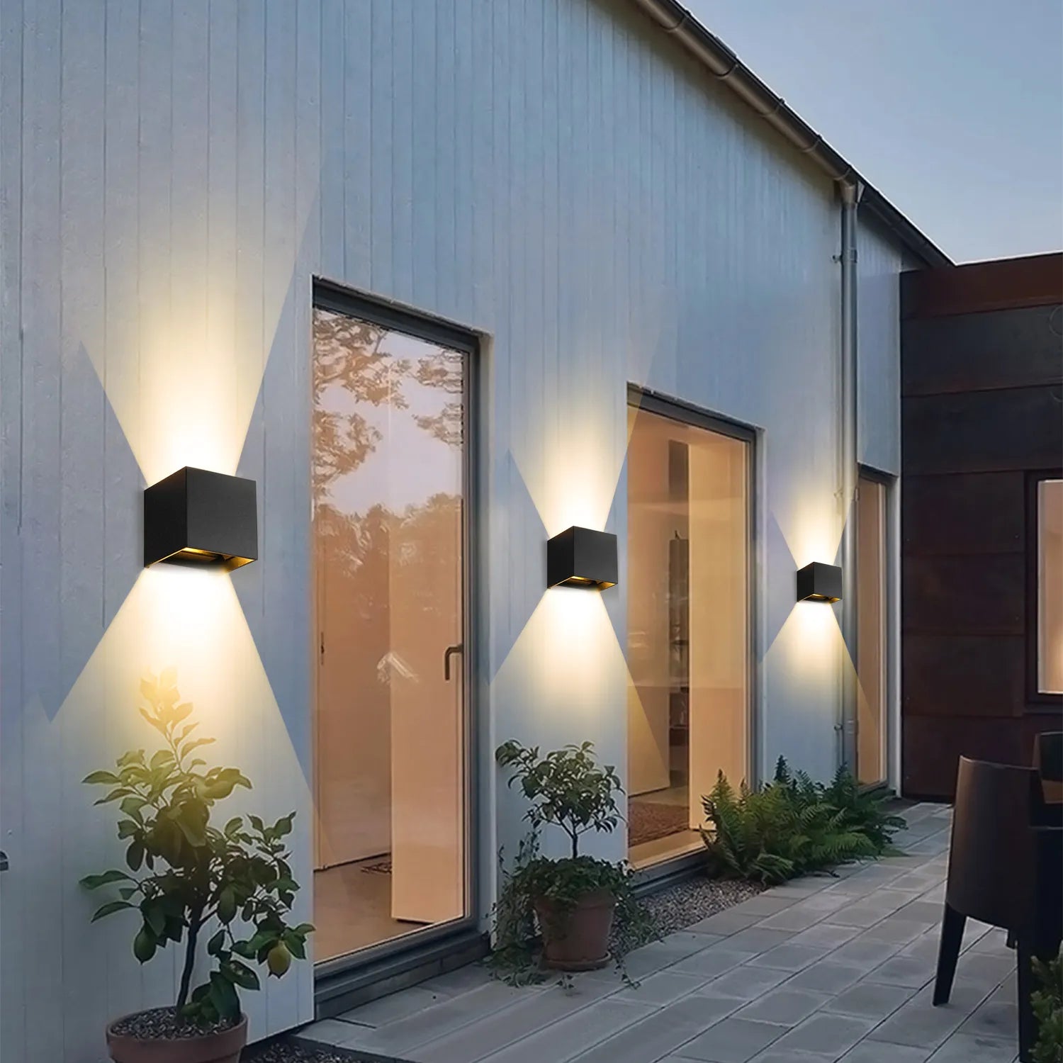 "Dobbeltsett av moderne LED-vegglamper i hvit og svart, justerbar lysstyrke, plassbesparende design, enkel installasjon"