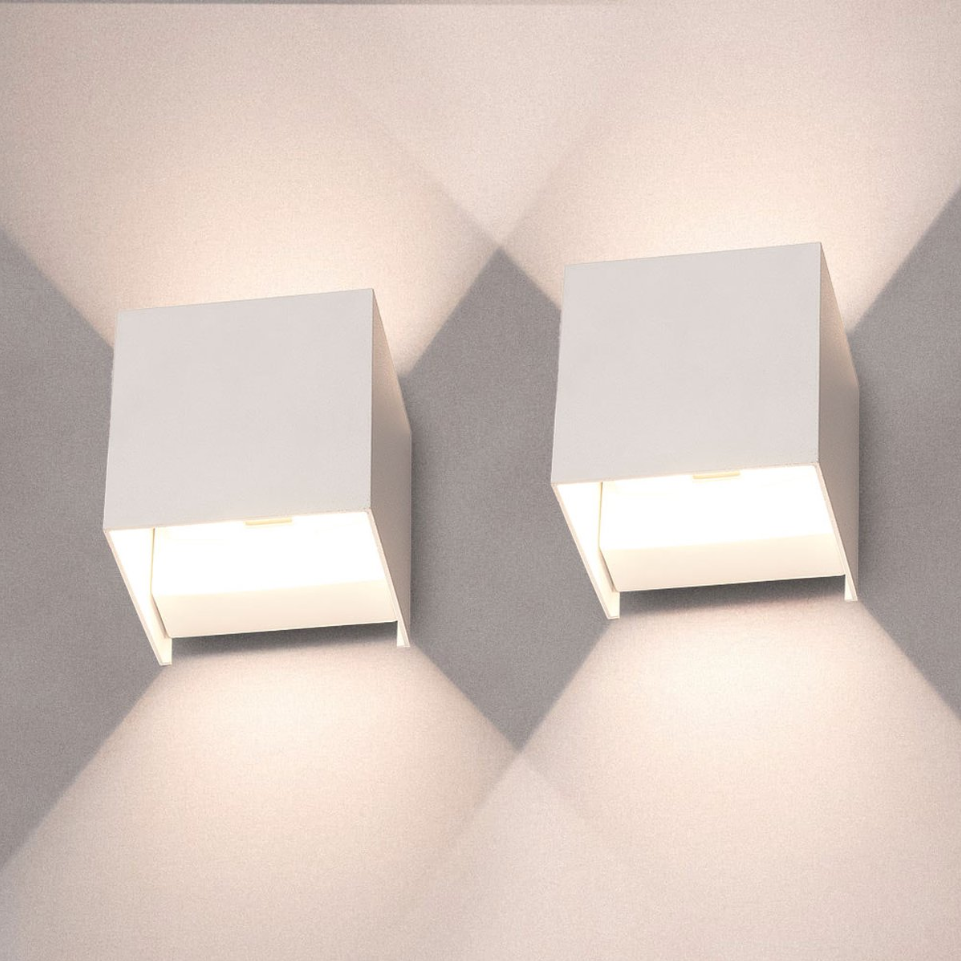 "Dobbeltsett av moderne LED-vegglamper i hvit og svart, justerbar lysstyrke, plassbesparende design, enkel installasjon"